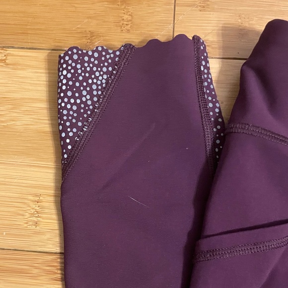 Lululemon Scallop Leggings!!! Size 4! - Picture 2 of 10